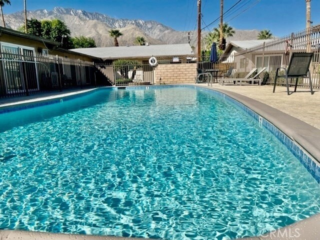 686 E Cottonwood Rd, Unit 11 in Palm Springs, CA - Building Photo - Building Photo
