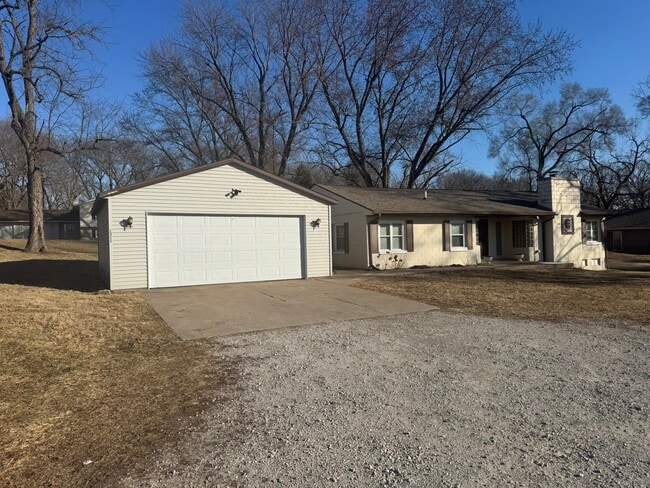 1311 Devils Glen Rd in Bettendorf, IA - Foto de edificio - Building Photo