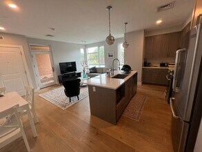 1650 Commonwealth Ave, Unit 203 in Boston, MA - Foto de edificio - Building Photo