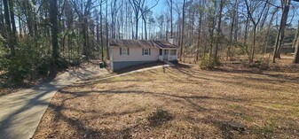 6131 Rockbridge Rd SW in Stone Mountain, GA - Building Photo