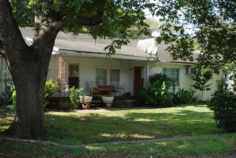 1328 Barry St in Oxford, AL - Building Photo