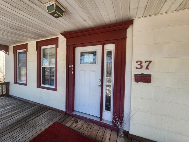 37 Jennings Ave-Unit -3 in Patchogue, NY - Building Photo - Building Photo