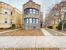 6738 N Rockwell St in Chicago, IL - Building Photo