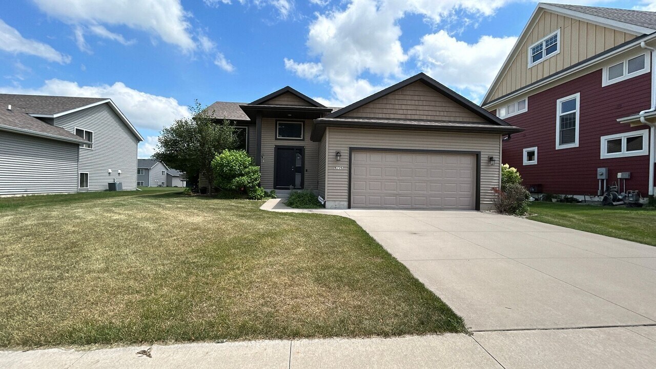 6736 Clarkia Dr NW in Rochester, MN - Building Photo