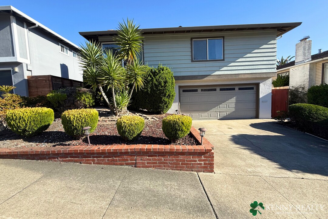 3470 Fleetwood Dr in San Bruno, CA - Building Photo
