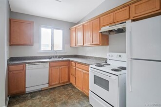 15320 Marlow St in Oak Park, MI - Building Photo - Building Photo