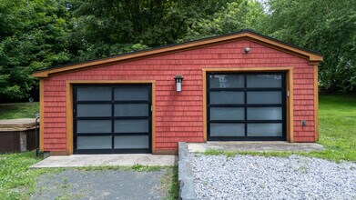 114 Lakeside Dr in East Haddam, CT - Foto de edificio - Building Photo