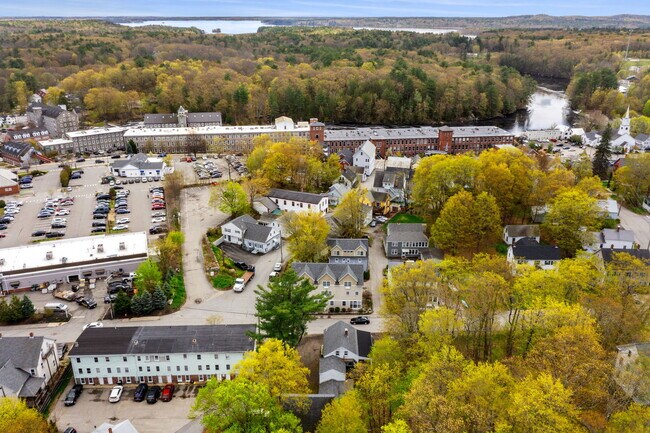22 Spring St, Unit Apartment 3 in Newmarket, NH - Foto de edificio - Building Photo