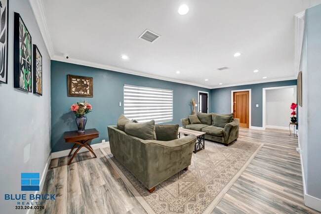 5839 Vanalden Ave in Los Angeles, CA - Building Photo - Building Photo