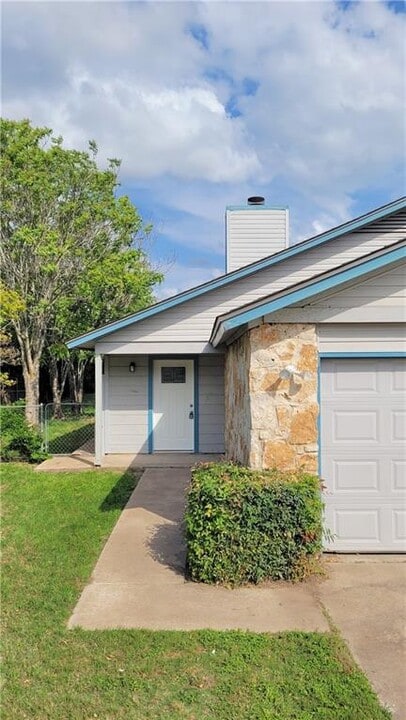 15405 Spring Hill Ln in Pflugerville, TX - Building Photo