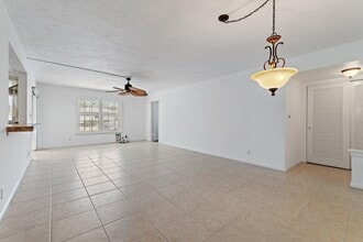 5570 Tamberlane Cir in Palm Beach Gardens, FL - Building Photo - Building Photo