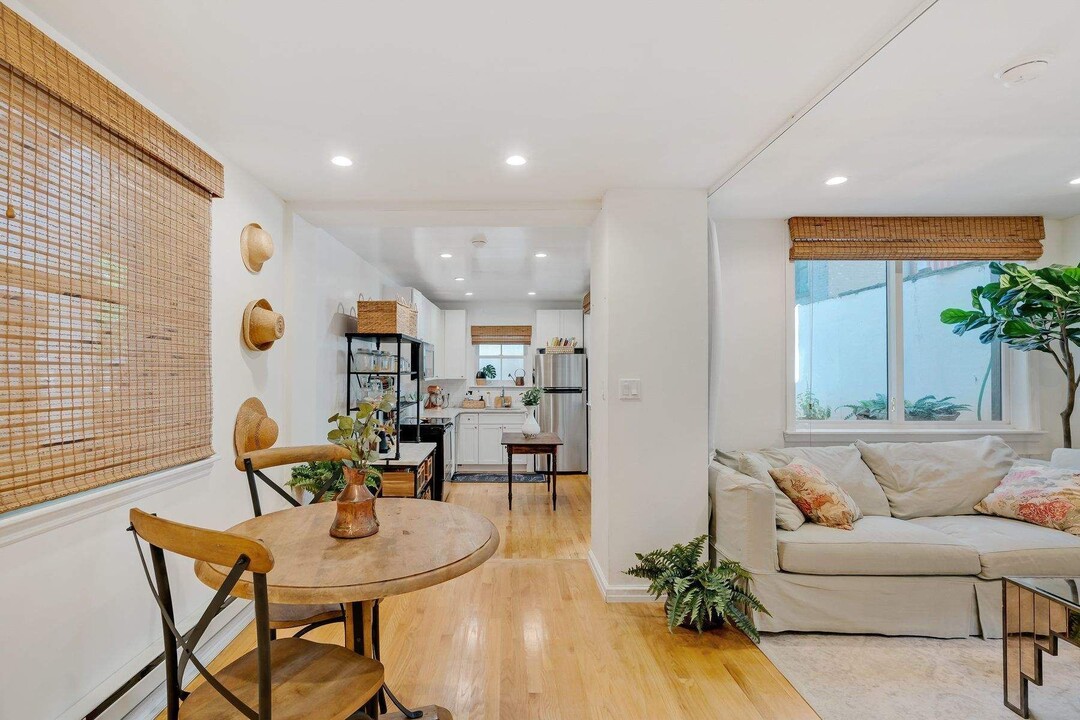 114 E 62nd St in New York, NY - Building Photo