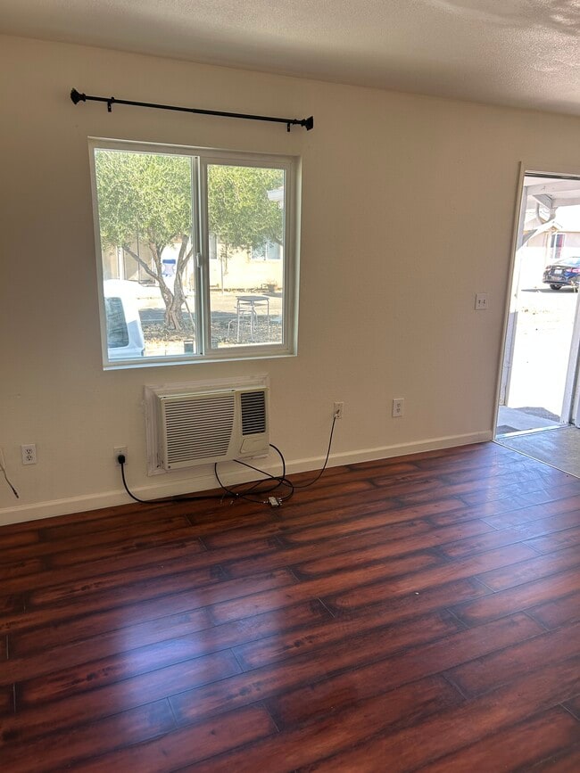 5722 Lindhurst Ave in Linda, CA - Foto de edificio - Building Photo