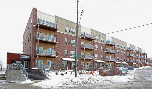 Hide House Lofts Bayview in Milwaukee, WI - Foto de edificio - Building Photo