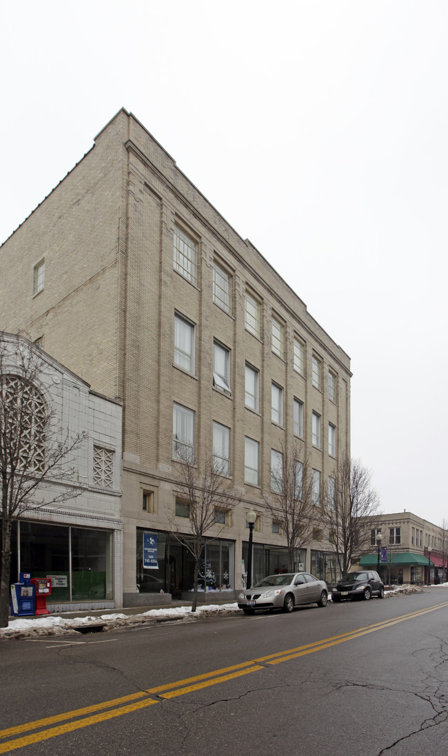 Alexander Square Apartments in Barberton, OH - Building Photo - Building Photo