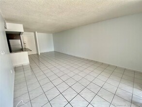 9686 Fontainebleau Blvd-Unit -407 in Miami, FL - Foto de edificio - Building Photo