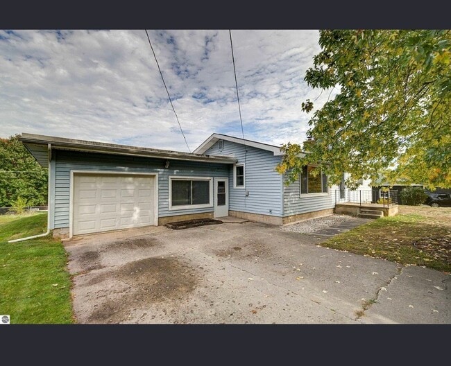 10151 E Grandview Rd in Traverse City, MI - Foto de edificio - Building Photo