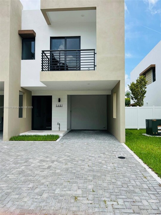 5521 W Oak Wy in Davie, FL - Foto de edificio