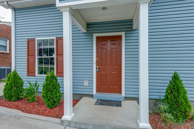 679 Park St, Unit D205 in Nashville, TN - Foto de edificio - Building Photo