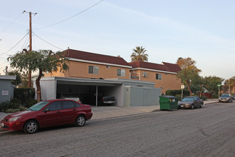 160 W Elm Ct in Burbank, CA - Building Photo - Building Photo