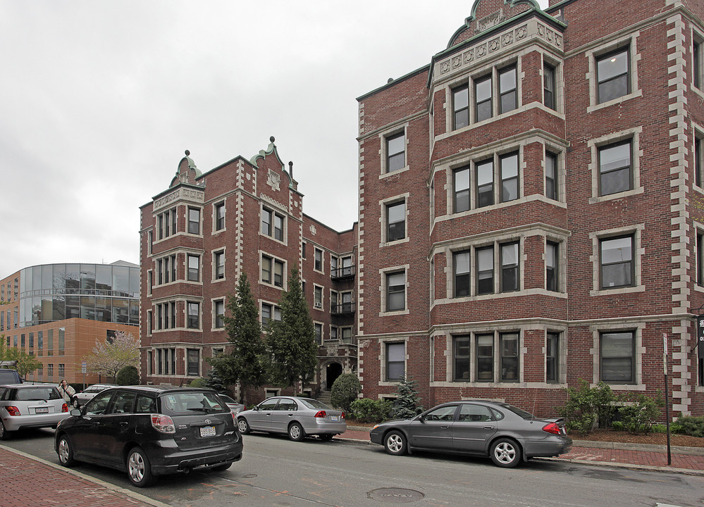 Bromley Court in Cambridge, MA - Building Photo