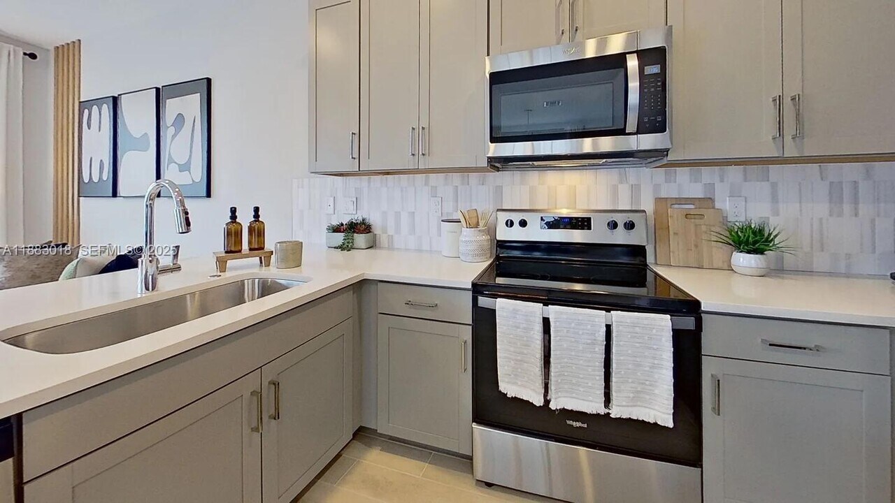 17132 SW 2nd Cir in Pembroke Pines, FL - Foto de edificio