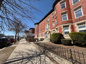 1908 Beacon St, Unit 3 in Brookline, MA - Foto de edificio - Building Photo