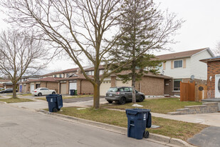 11-27 Robbinstone Dr in Toronto, ON - Building Photo