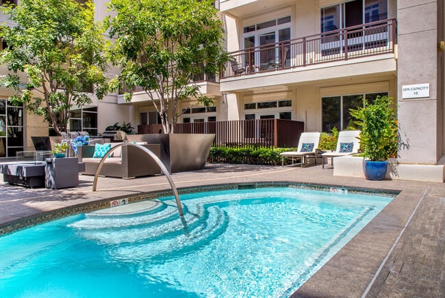 mResidences Miracle Mile in Los Angeles, CA - Foto de edificio - Building Photo