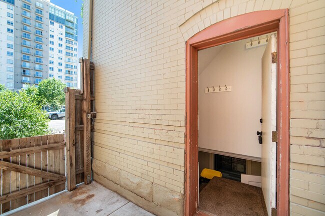 275 N Logan St, Unit Garden Apt in Denver, CO - Building Photo - Building Photo