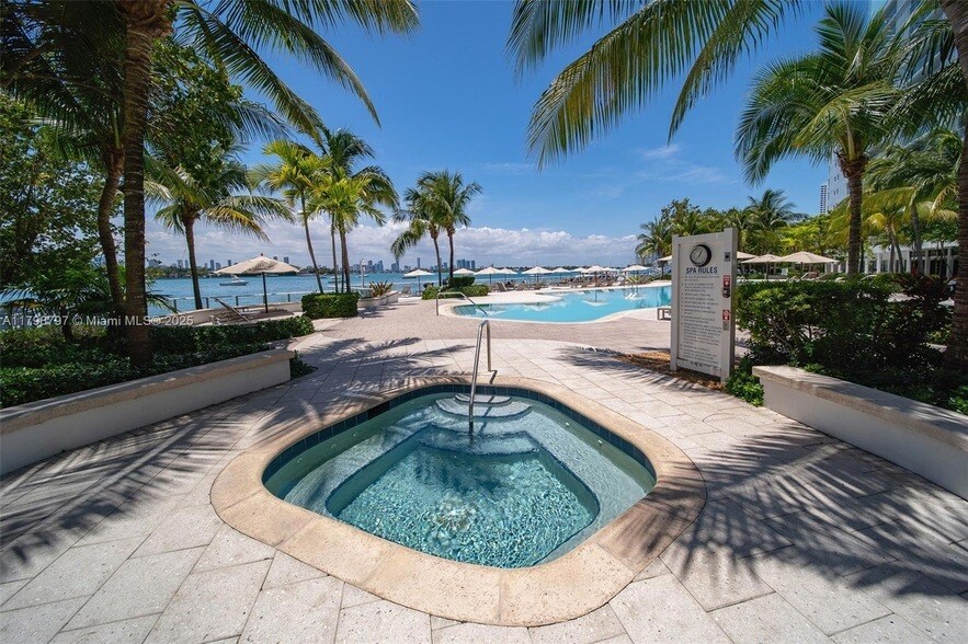 910 West Ave, Unit 0303 in Miami Beach, FL - Building Photo