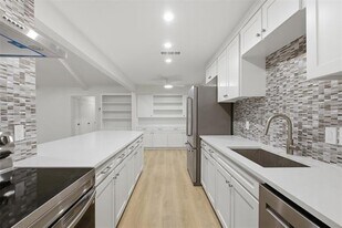 7515 Meadow Oaks Dr in Dallas, TX - Building Photo