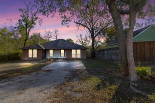 412 N 5th St in Midlothian, TX - Building Photo