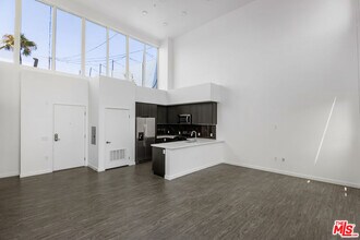 5750 Hollywood Blvd-Unit -735 in Los Angeles, CA - Building Photo - Building Photo