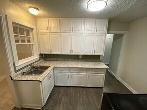 2502 Iola Ave in Lubbock, TX - Foto de edificio - Building Photo