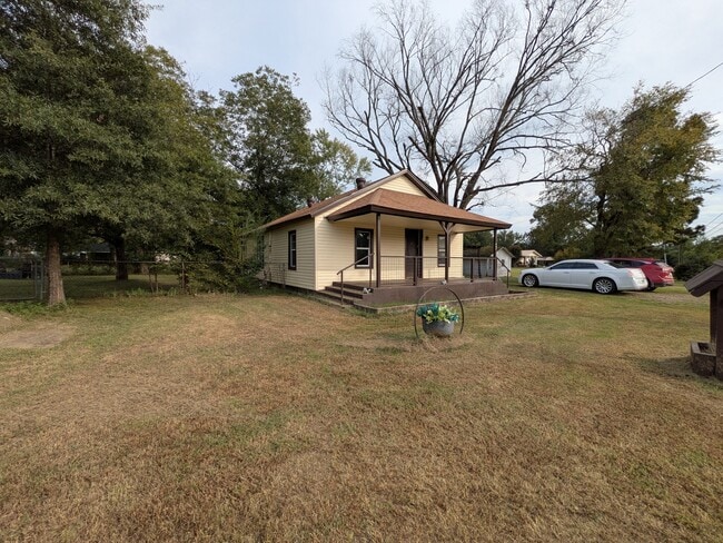 405 S Skaggs Rd in Clarksville, AR - Foto de edificio - Building Photo