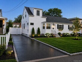 10 Mckinley in Lindenhurst, NY - Building Photo