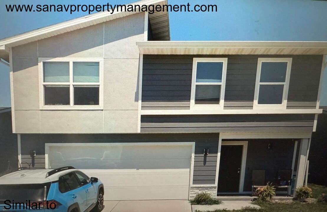1011 NE 16th St in Grimes, IA - Building Photo