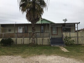 1404 E Bayshore Dr in San Leon, TX - Building Photo