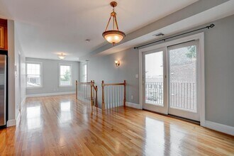 168 W 9th St, Unit 3 in Boston, MA - Foto de edificio - Building Photo