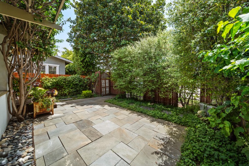 525 Grand Blvd in Los Angeles, CA - Building Photo