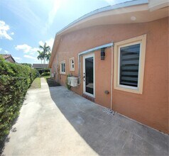 13220 SW 46th St in Miami, FL - Foto de edificio - Building Photo
