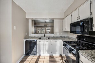 49 Grant Ln in Berlin, NJ - Foto de edificio - Building Photo