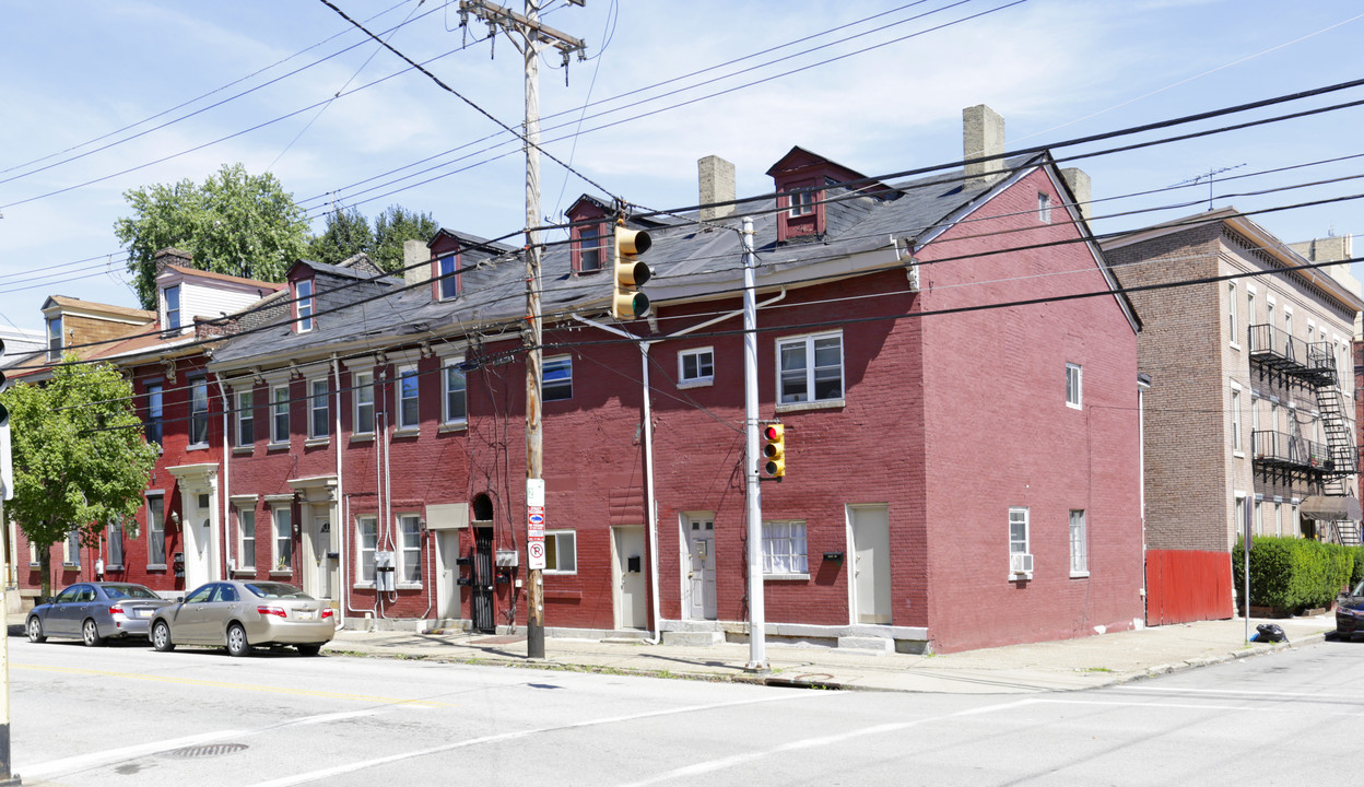 2133 Sarah St in Pittsburgh, PA - Foto de edificio