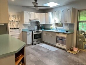 29 Maryland Blvd in Hampton Bays, NY - Building Photo - Building Photo