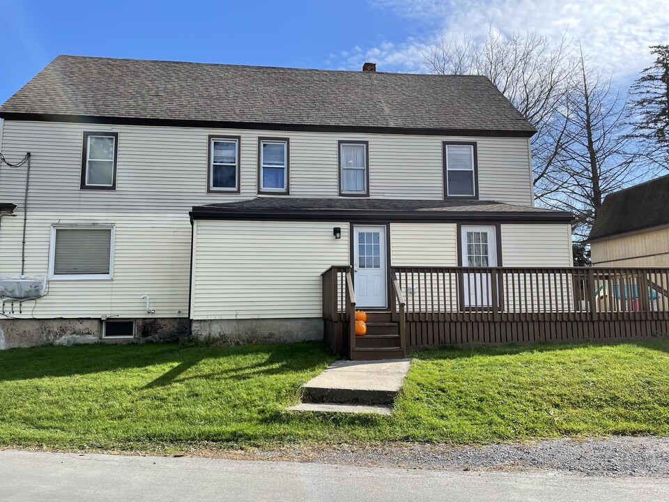 98 Campbell Ave, Unit #4 in Yorkville, NY - Foto de edificio