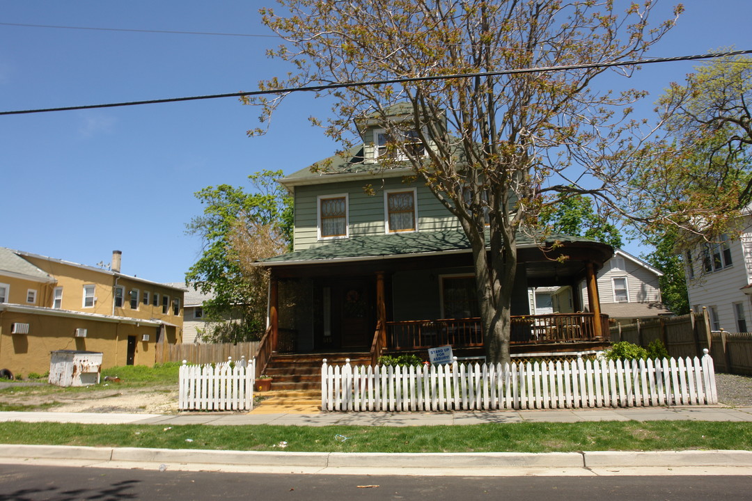 608 Sewall Ave in Asbury Park, NJ - Building Photo