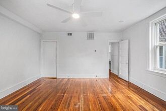 5930 Ridge Ave in Philadelphia, PA - Foto de edificio - Building Photo