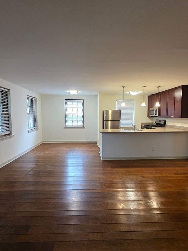 property at 2911 W Queen Ln