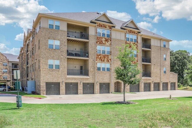 1735 Wittington Pl, Unit 2402 in Farmers Branch, TX - Building Photo - Building Photo